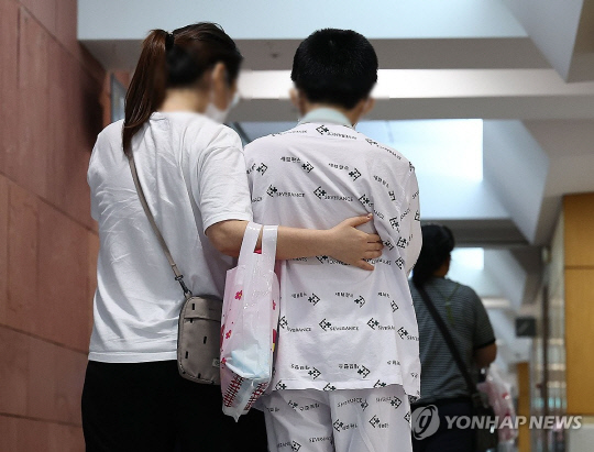 의정갈등이 지속되는 가운데 서울의 한 대학병원에서 한 어린이 환자가 걸어가고 있다. 연합뉴스